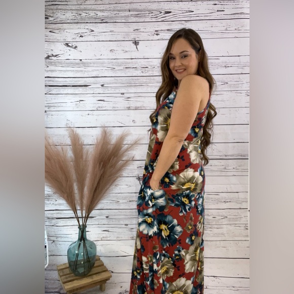 Weekend Getaway Maxi. Adjustable straps. Runs bigger, can size down. Brand new. - Picture 2 of 3